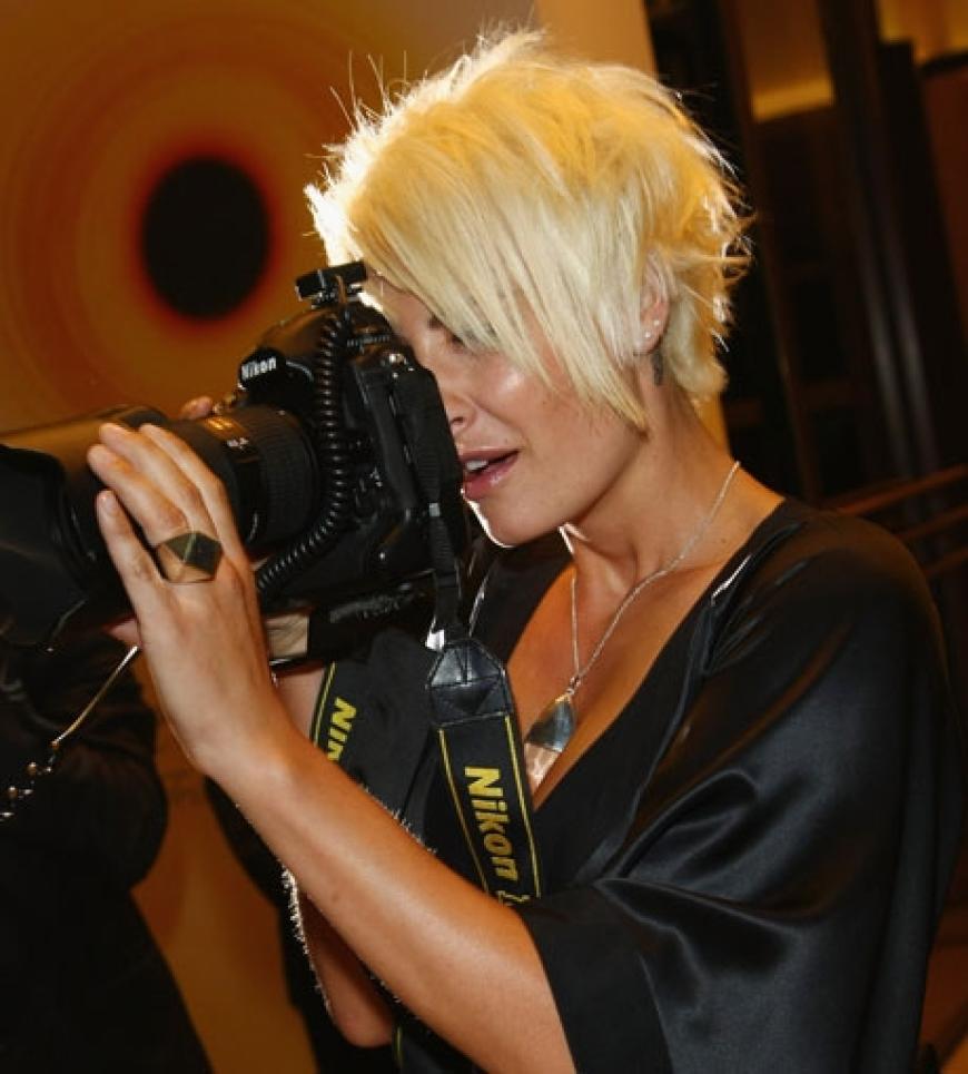 Sarah Connor wechselt die Seite: Beim Dreamball schnappte sie sich eine Paparazzi-Kamera und knipste drauf los