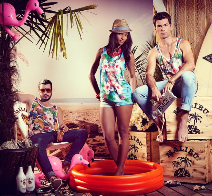 Wer es farbig mag und im September noch schnell in den Urlaub möchte, kann sich von Malibu kunterbunte Sommer-Shirts kaufen, die Manuel Cortez designt hat. Erhältlich im Malibu-Shop, ab 19,90 Euro