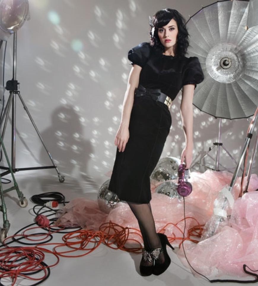 Samtkleid mit Puffärmeln von D&G, Gürtel von König Walter, Strümpfe von Wolford, Kopfhörer von Swarovski, Schuhe von Pedro Garcia