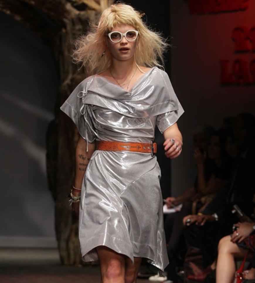 Pixie Geldof auf dem Laufsteg. Das Outfit hat Vivienne Westwood entworfen
