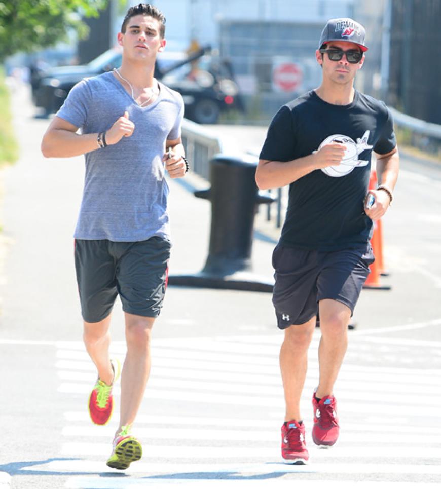 Beim Anblick dieser Stars kommt man ins Schwitzen! OK! stellt Ihnen die sportlichsten Promis vor. Erwischt: Joe Jonas (r.) von den