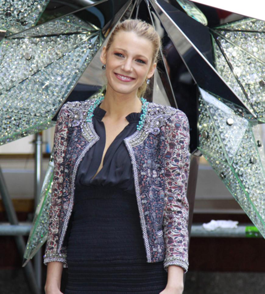 Na? Wer funkelt schöner? Blake Lively oder der Swarovski-Stern?