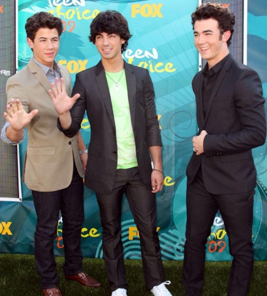 Die Jonas Brothers posieren für die Fotografen. Sie räumten den Preis für den besten Song des Sommers ab