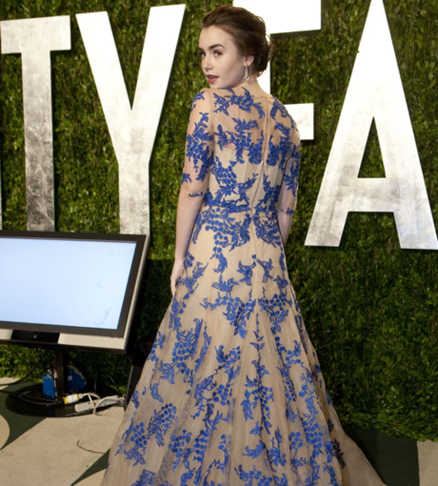 Versprühte Glamour: Jungschaupielerin Lily Collins in Monique Lhuillier