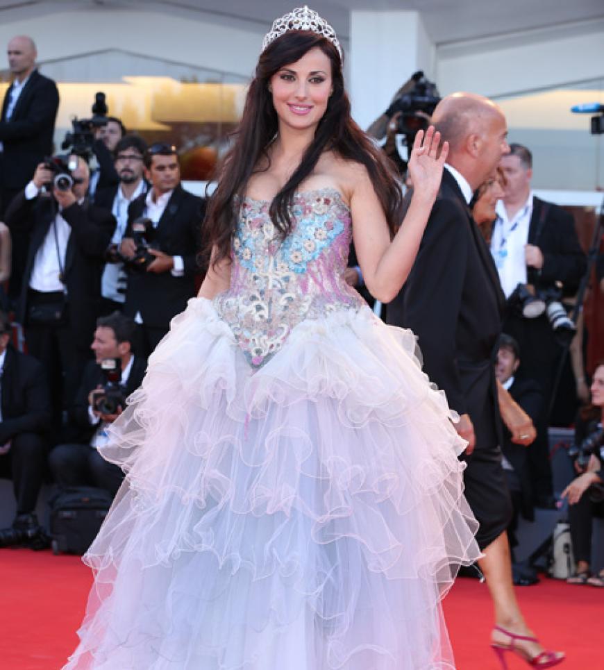 Schauspielerin Isabelle Adriani zeigt sich in dieser Robe bei den Filmfestspielen in Venedig. Was soll man zu diesem Graus aus irisierendem Tüll anderes sagen als: schnell ausziehen!?!