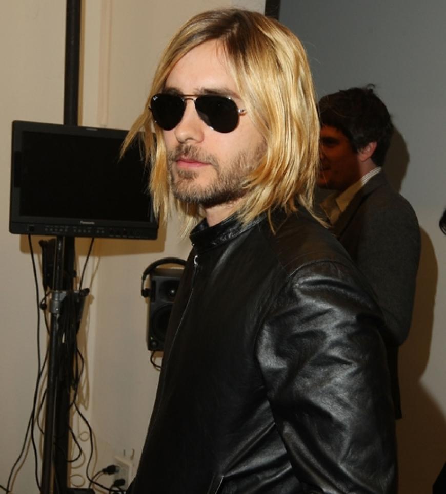 Blondes have more Fun: Jared Leto erschien zur Calvin Klein-Menshow mit neuer Haarfarbe