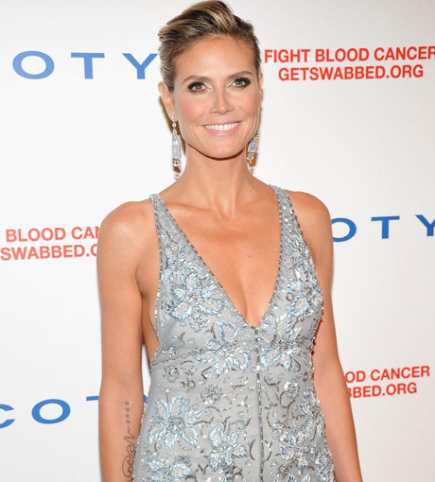 Heidi Klum strahlt in die Kameras