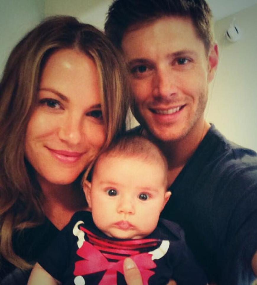 Die kleine Justice fühlt sich in den Armen ihrer Mama Daneel und Papa Jensen Ackles sichtlich wohl. Bald ist sie schon vier Monate alt