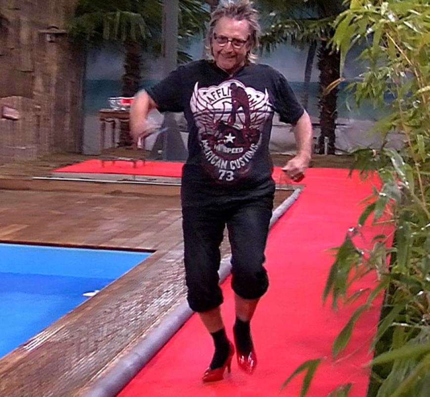 Beim Eierlaufen hat Martin so seine Schwierigkeiten - ob es an den roten Pumps liegt?