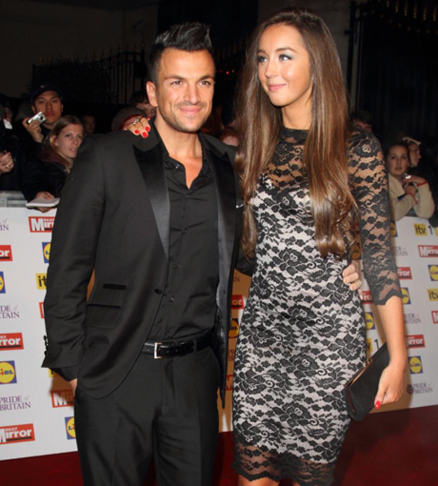 Trotz Größenunterschied ganz verliebt: Sänger Peter André mit seiner Freundin Emily MacDonagh