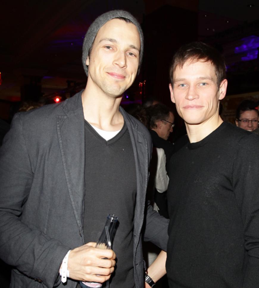 Florian David Fitz unterhält sich mit Schauspieler Vinzenz Kiefer