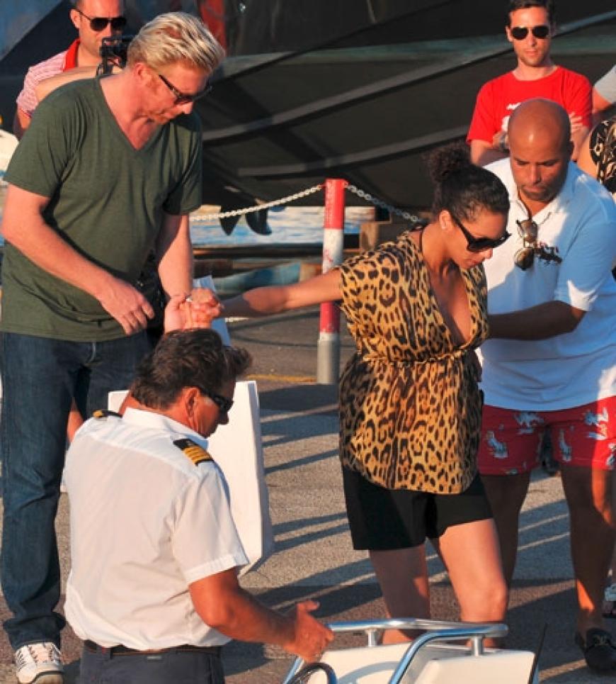 Boris und sein bester Freund Luis Garcia Fanjul stützen Lilly, damit sie sicher das Boot erreicht