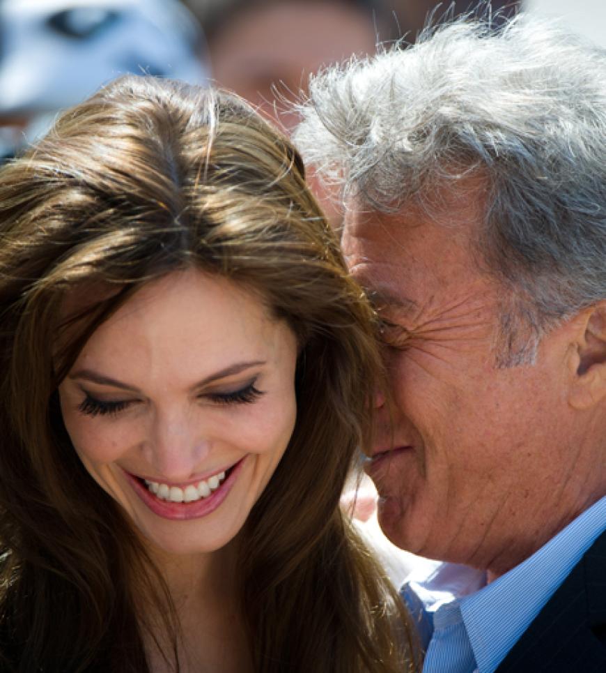 Was Dustin Hoffman der schönen Brünetten wohl ins Ohr flüstert?