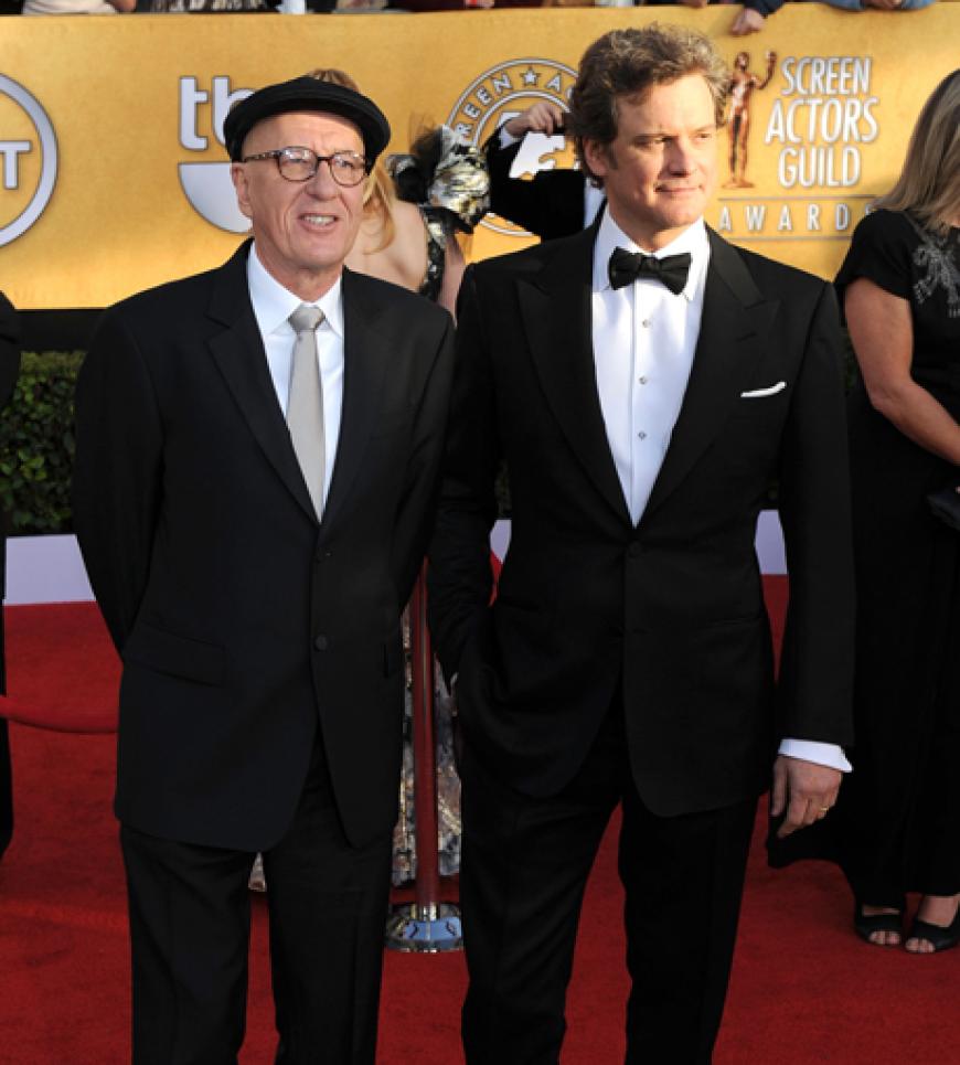 Colin Firth stellt sich mit Geoffrey Rush für ein Foto auf