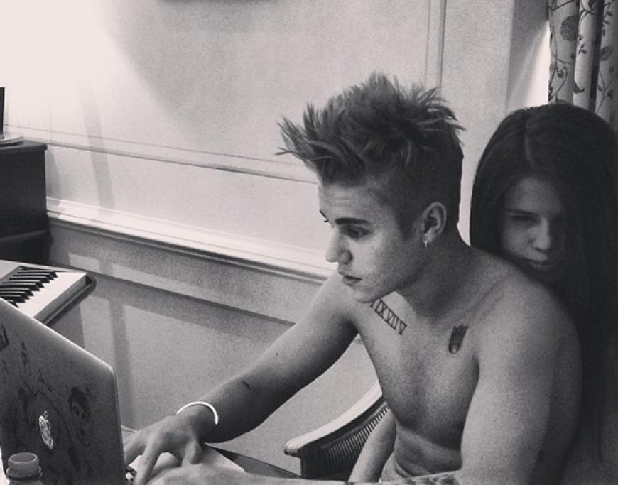 On oder Off? Justin und Selena kuscheln immer mal wieder und lassen die Öffentlichkeit im Unklaren darüber, ob sie noch ein Paar sind. Dieses Foto sorgte für besonderes Aufsehen, da sie eigentlich getrennt sein sollen