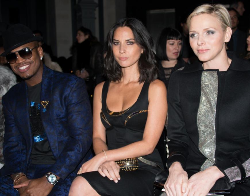 Sänger Ne-Yo, Schauspielerin Olivia Munn und Fürstin Charléne von Monaco bei Versace