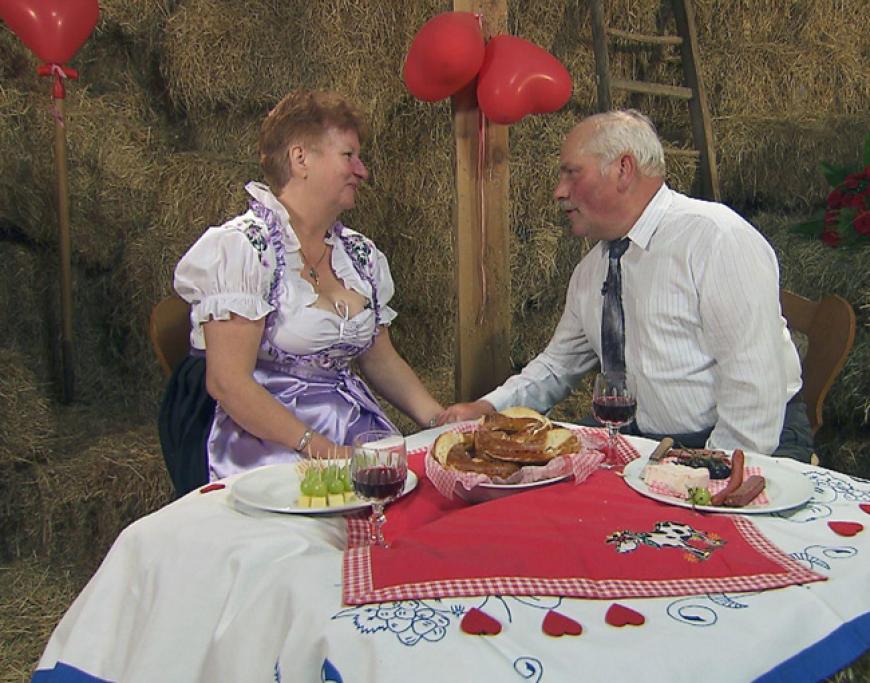 Beim letzten gemeinsamen Abend der Hofwoche fragt Dieter Renate bei einem romantischen Rendezvous auf dem Heuboden, ob sie mit ihm zusammenleben will. Sie sagt 'Ja'!
