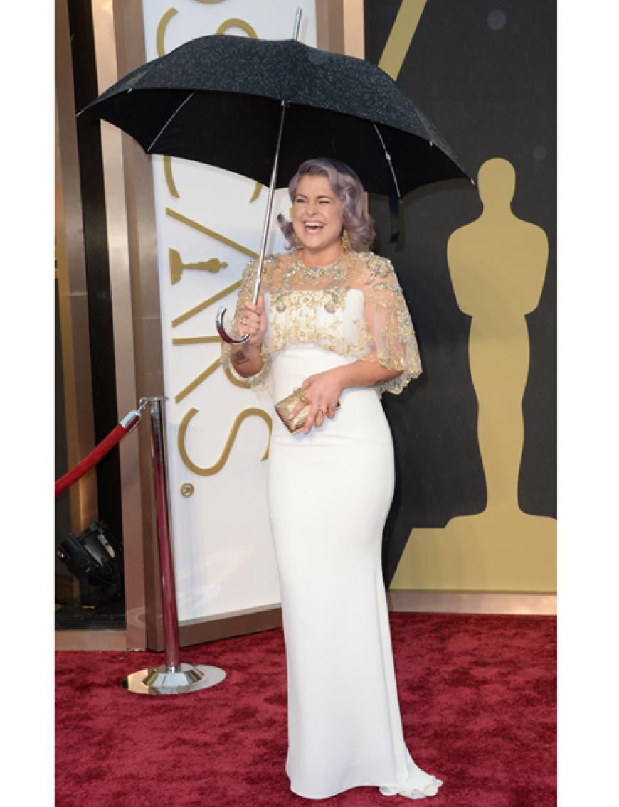 Der Regen setzte den roten Teppich unter Wasser - kein Problem für Kelly Osbourne, die einfach ihren Schirm mitbrachte