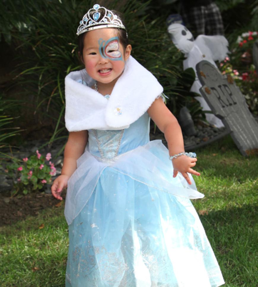 Blue Princess: Naleigh freut sich über ihr erstes richtiges Halloween-Fest