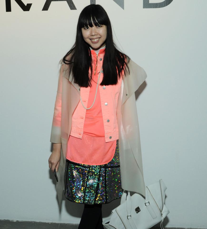 Bloggerin Susie Bubble hätte sich lieber für einen blickdichten Mantel entscheiden und diesen bis oben hin zuknöpfen sollen. Dann wäre uns der Anblick ihres fragwürdigen Outfits erspart geblieben.