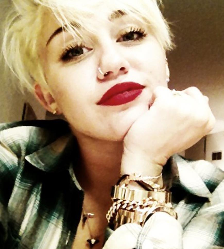 Miley sieht rot: Mit wasserstoffblonden Haaren und leuchtenden Lippen