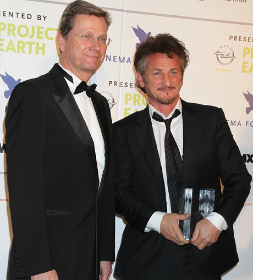 Gemeinsam Gutes tun: Außenminister Guido Westerwelle überreicht Preisträger Sean Penn eine Auszeichnung für seinen Einsatz auf Haiti. Insgesamt sammelte Penn allein am Abend rund 1 Million Euro für das Krisengebiet