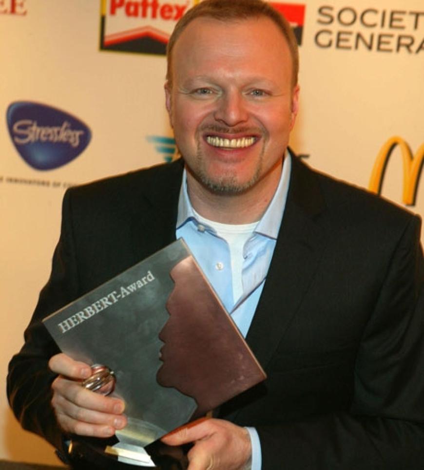 Prosieben Moderator Stefan Raab mit seinem Herbert-Award für das