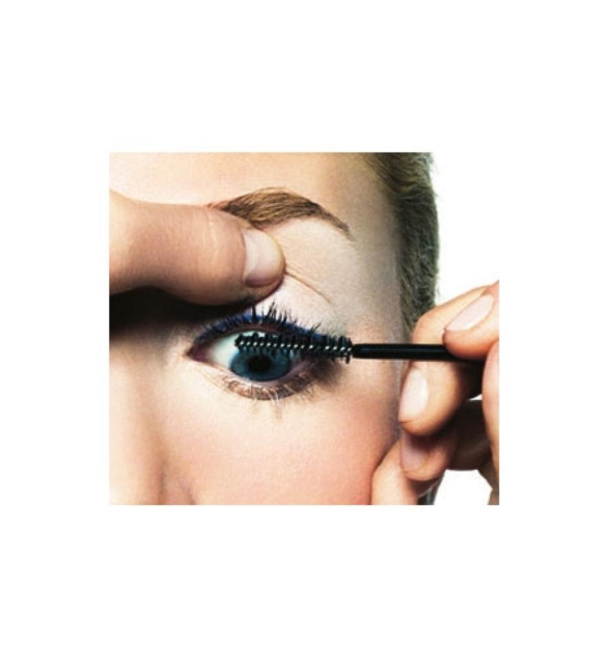 Trennen Sie beim Tuschen die Wimpern voneinander.