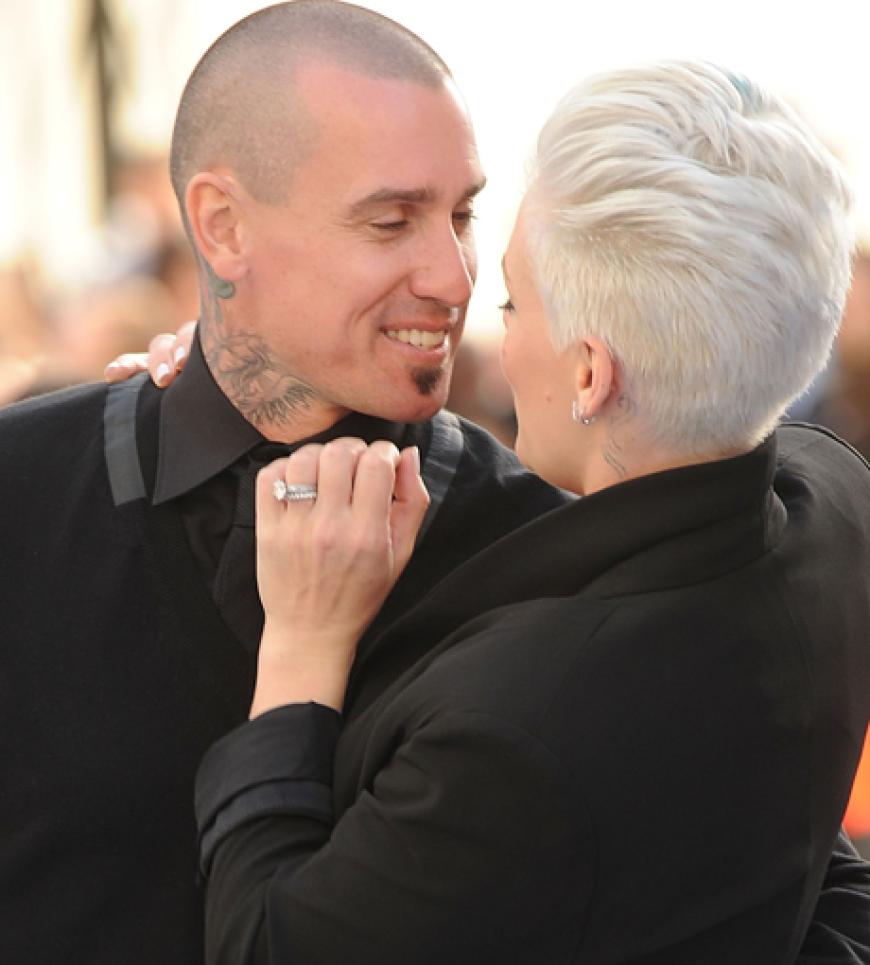 Konnten einfach nicht die Finger voneinander lassen: Pink und Carey Hart
