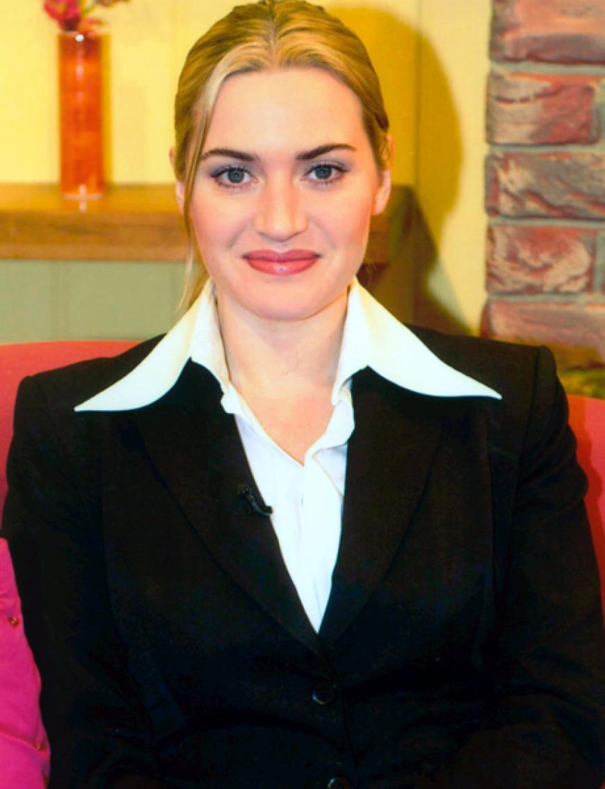 Einige Jahr vorher trug Kate Winslet noch Mittelscheitel und einen viel zu großen Anzug. Heute ist sie eine Stilikone!