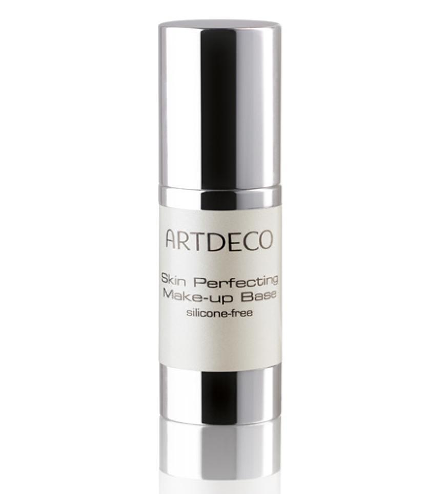 Damit die Haut unter der Foundation ebenmäßig erscheint, eignet es sich eine Make-Up-Base aufzutragen. Dadurch hält die Foundation länger und ist leichter aufzutragen.