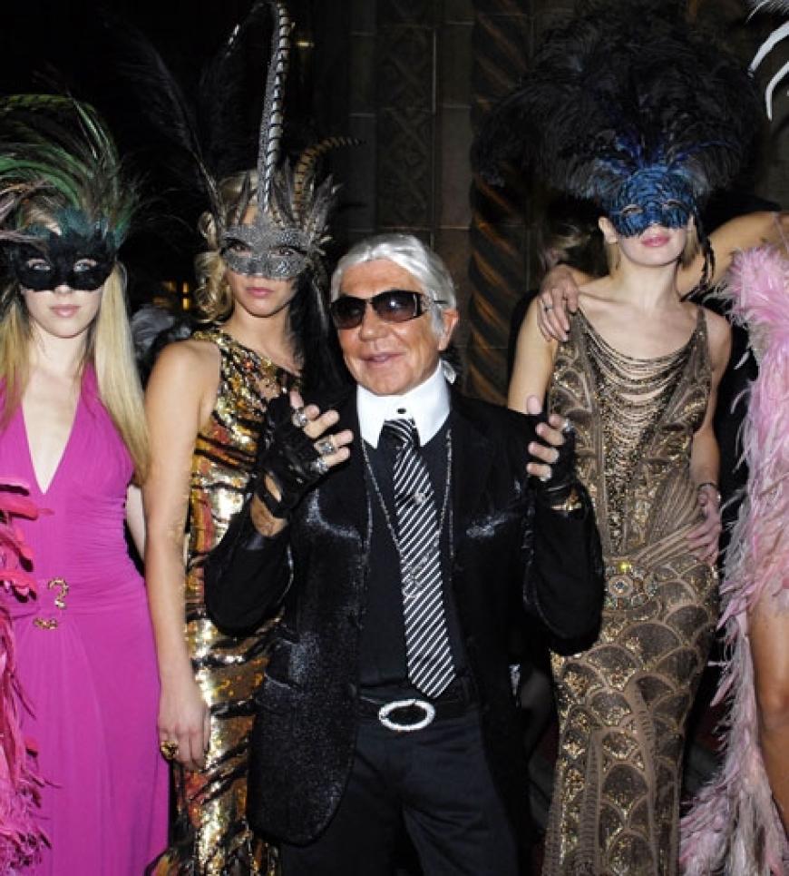 Zumindest brachte er - Lagerfeld-like - seine gesamte Entourage mit