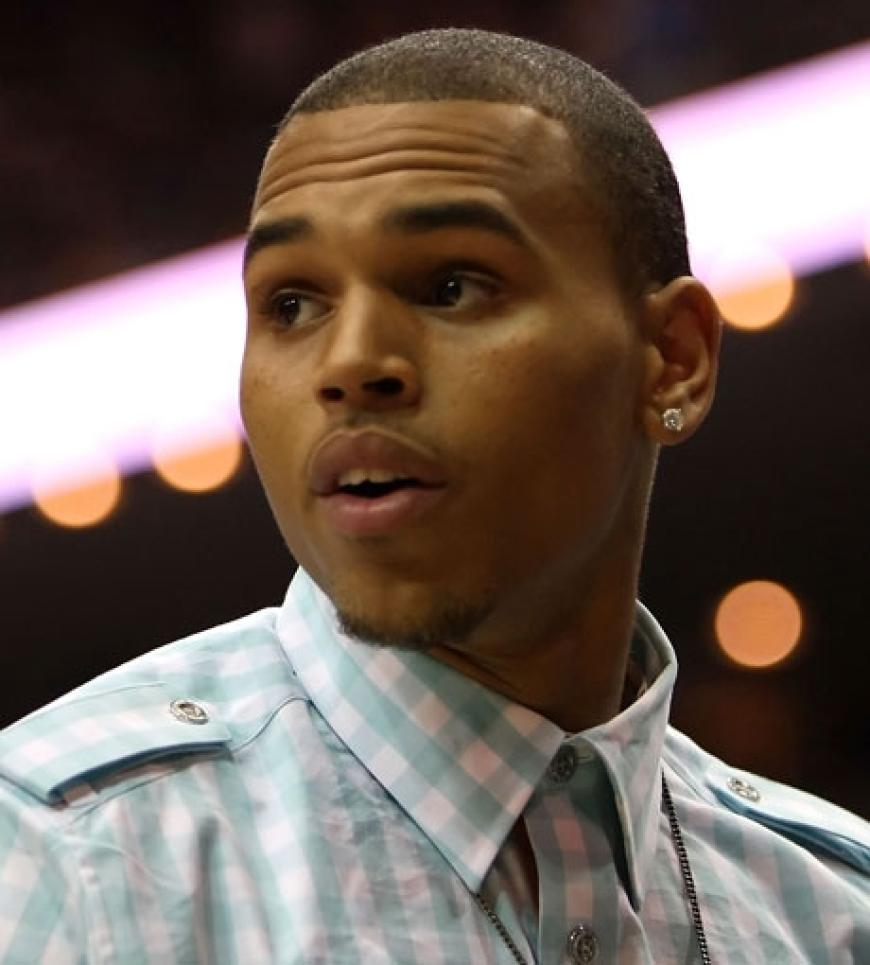 Chris Brown schaut sich um. Ob er seine Ex-Freundin Rihanna sucht?
