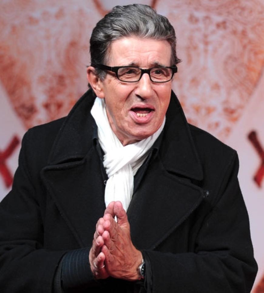 Schauspieler Rolf Zacher übt mit seinen Händen schon mal die Gebetsposition