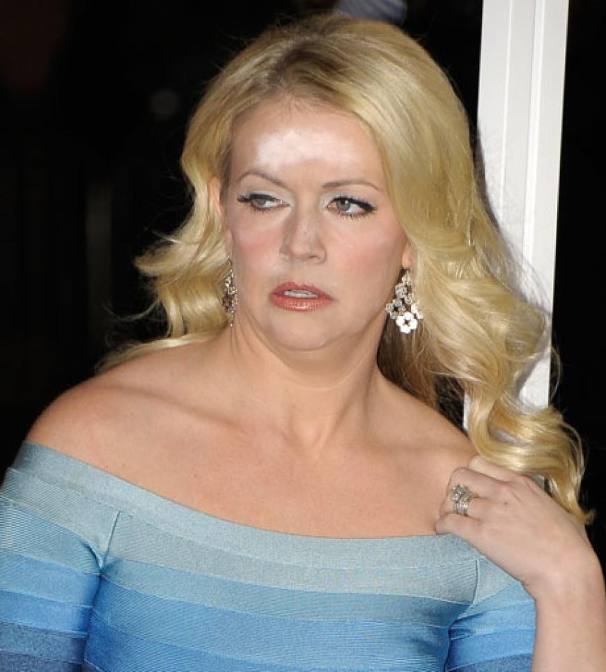 Mega! Peinlich! Melissa Joan Hart hatte sich so schick herausgeputzt - aber dann das! Der dicke fette weiße Streifen auf ihrer Stirn sieht aus wie Kriegsbemalung