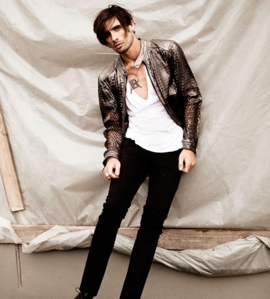 Metallic-Lederjacke von Gucci, Preis auf Anfrage. T-Shirt mit V-Ausschnitt von American Apparel,
ca. 20 Euro. Schwarze Röhrenjeans von
Drykorn, ca. 150 Euro. Schuhe
von Joop!