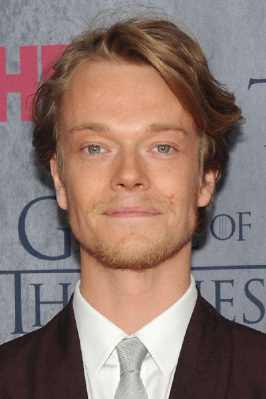 Kennen wir den? Na klar, genau hinsehen. Es ist Lily Allens Bruder Alfie Allen alias Theon Greyjoy