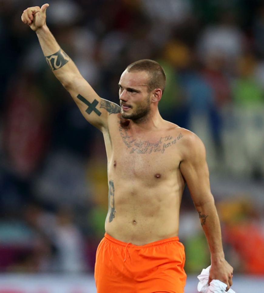 Der niederländische Mittelfeld-Star Wesley Sneijder hat das Hochzeitsdatum, sowie ein Abbild seiner Eheringe tätowieren lassen. Was für ein Liebes-Bekenntis für seine Ehefrau!