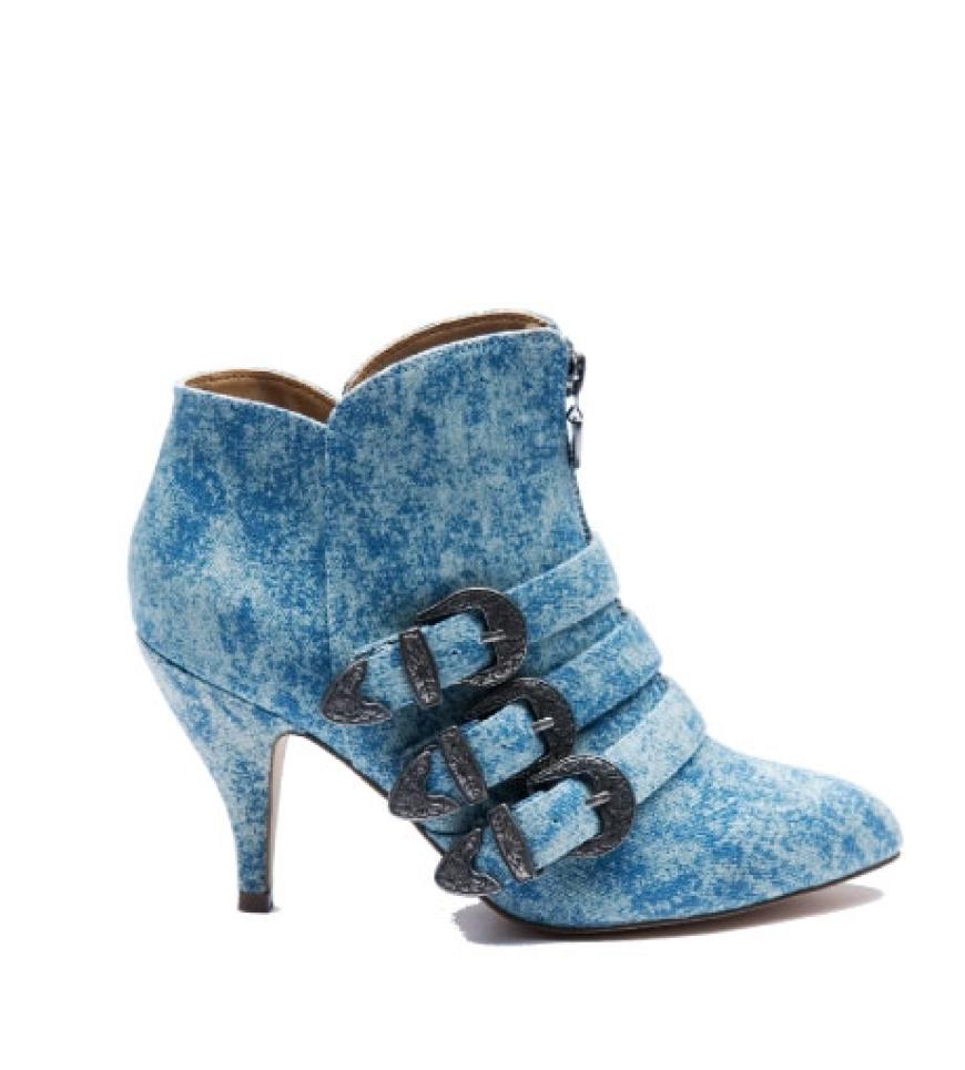 Schlichte Outfits verwandeln diese Schuhe in bühnenreife Trend-Kombis: Aus Bleached Denim mit Zierschnallen von Mango, ca. 60 Euro