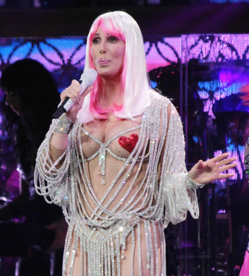 Cher bei ihrem Konzert in Boston mit Herzchen-Nippel-Pasties