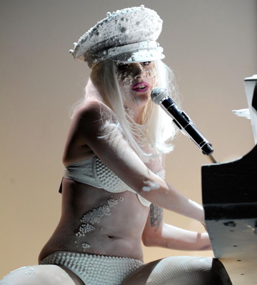 Das perlt! GaGa bei der amfAR Gala in New York im Feburar 2010. Ihr weißes Outfit war übersät mit kleinen weißen Kugeln