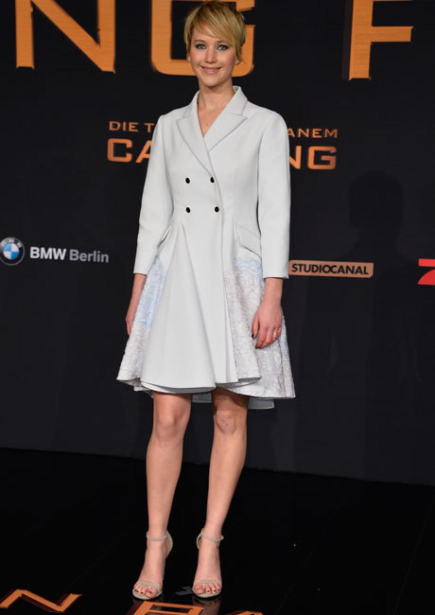 12. November 2013: Berlin. Bei den eisigen Temperaturen In Deutschland entschied sich Jennifer für einen doppelreihigen weißen Mantel - ebenfalls aus dem Hause Dior