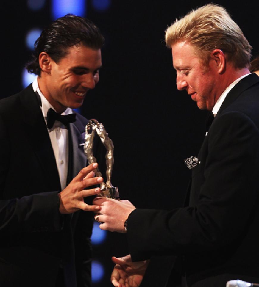 Anschließend überreicht der Ex-Tennis-Profi Boris Becker der derzeitigen Nummer 1 im Tennis, Rafael Nadal, die Trophäe