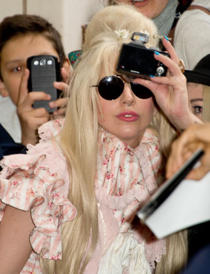 Fotos, Autogramme, Gespräche: Lady Gaga ist gut drauf. Kein Wunder, sie wird in Berlin ihr neues Album
