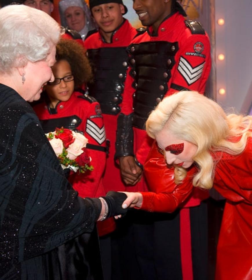 Die Queen ist sichtlich erfreut