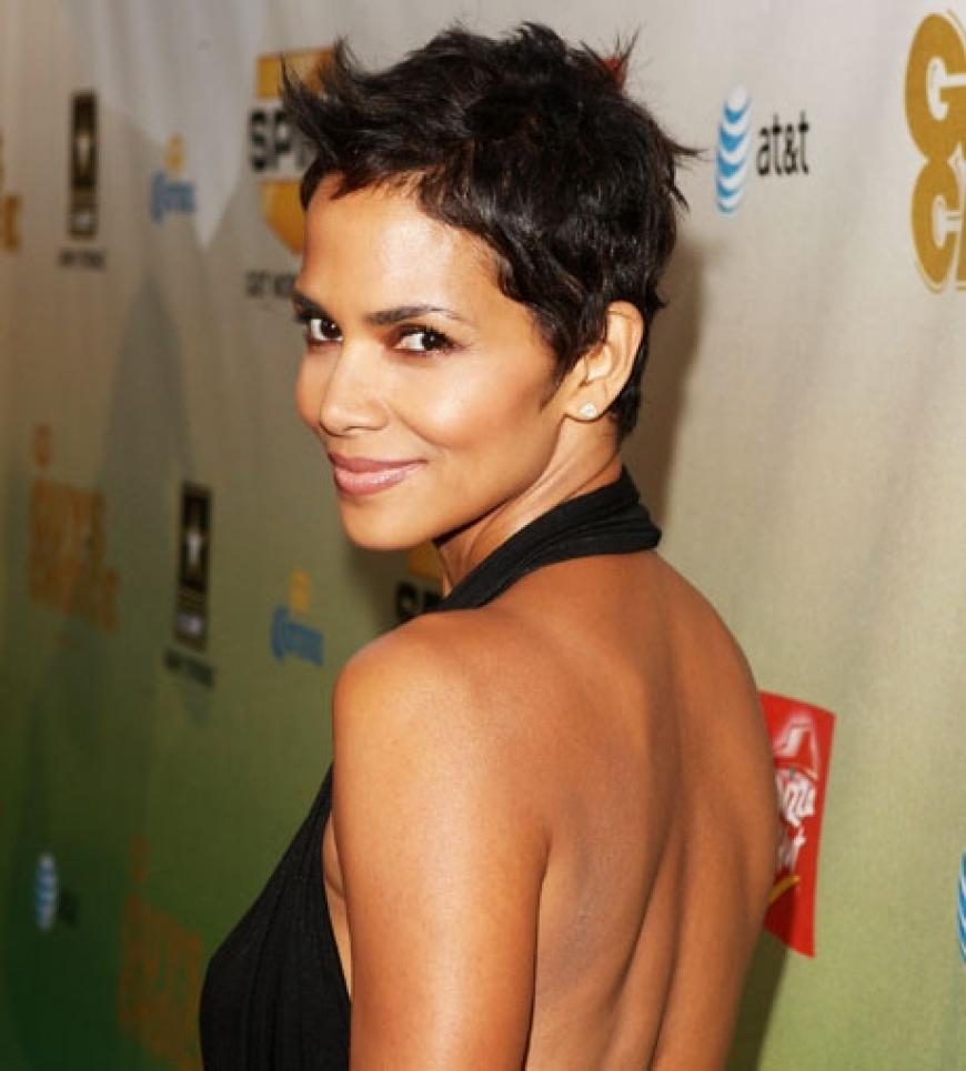Mit kurzen Haaren - Halle Berry. Sie wollte sich den Abend auf keinen Fall entgehen lassen. Bei den tollen Männern auch verständlich