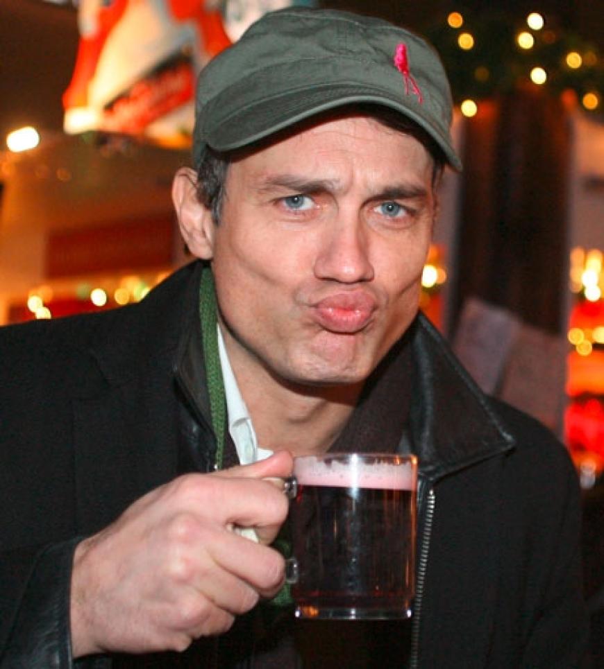 Auch Ralf Bauer stimmte sich schonmal auf das Weihnachtsfest ein. Mit Glühwein und Punsch ist der Vorweihnachtsstress schnell vergessen
