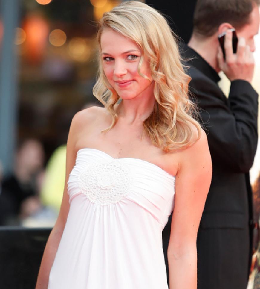 Wie ein Engel schwebte Model Svenja Holtmann über den Roten Teppich des Cinestar Kinos in Berin