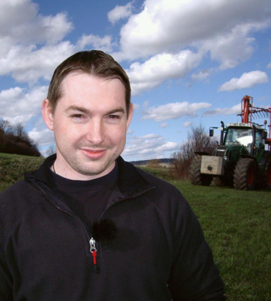 In Baden-Württemberg lebt der gelernte Anlagenschlosser und Nebenerwerbslandwirt Markus, 32. Mit seinen Eltern betreibt er Ackerbau auf einer Fläche von 50 Hektar. Markus ist ein geselliger Typ, der viele Bekannte und Freunde hat. Nur mit den Frauen wollte es bisher nicht so recht klappen. âDie Frauen wollen oft so einen Macho und das bin ich nicht