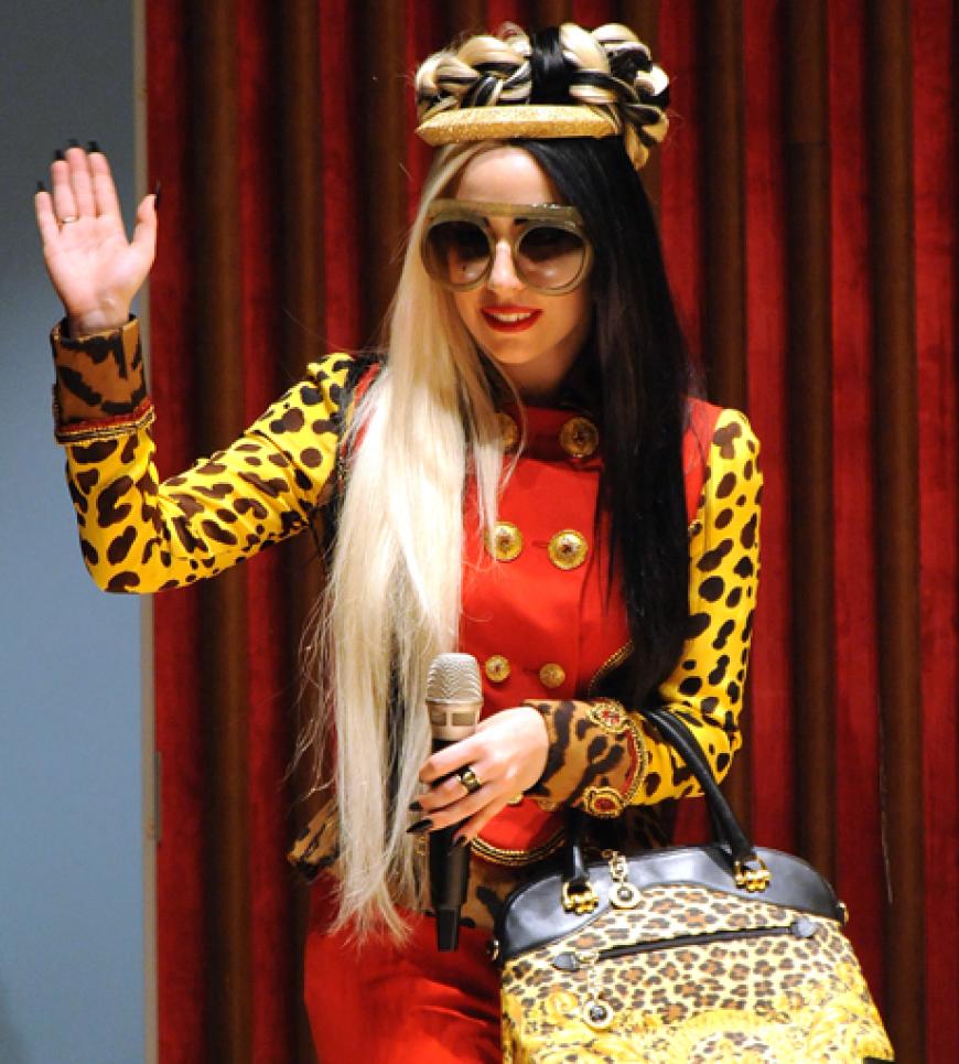 Aber die Arbeit lohnt sich. Lady GaGa ist zu einem lebendigen Kunstobjekt geworden